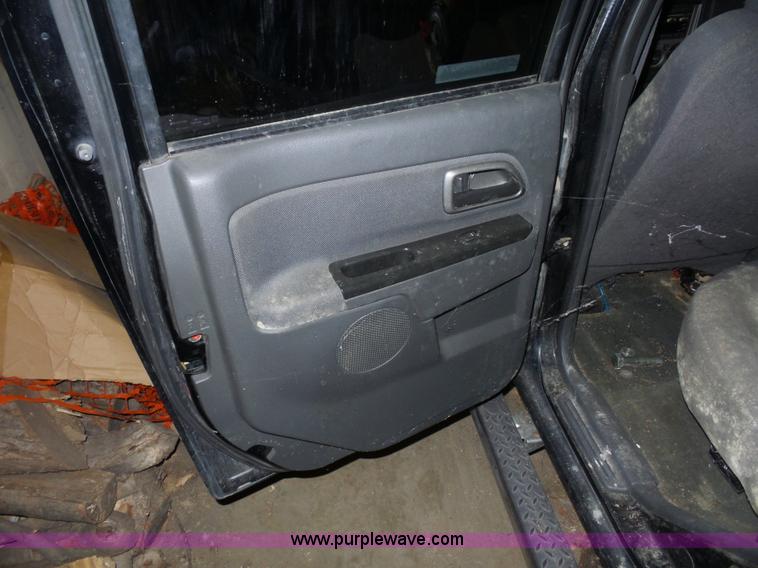 image for item BX9303 2004 Chevrolet Colorado Z71 Crew Cab pickup truck