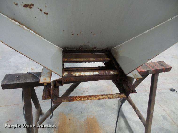 image for item DA3921 2007 Sno-Way spreader