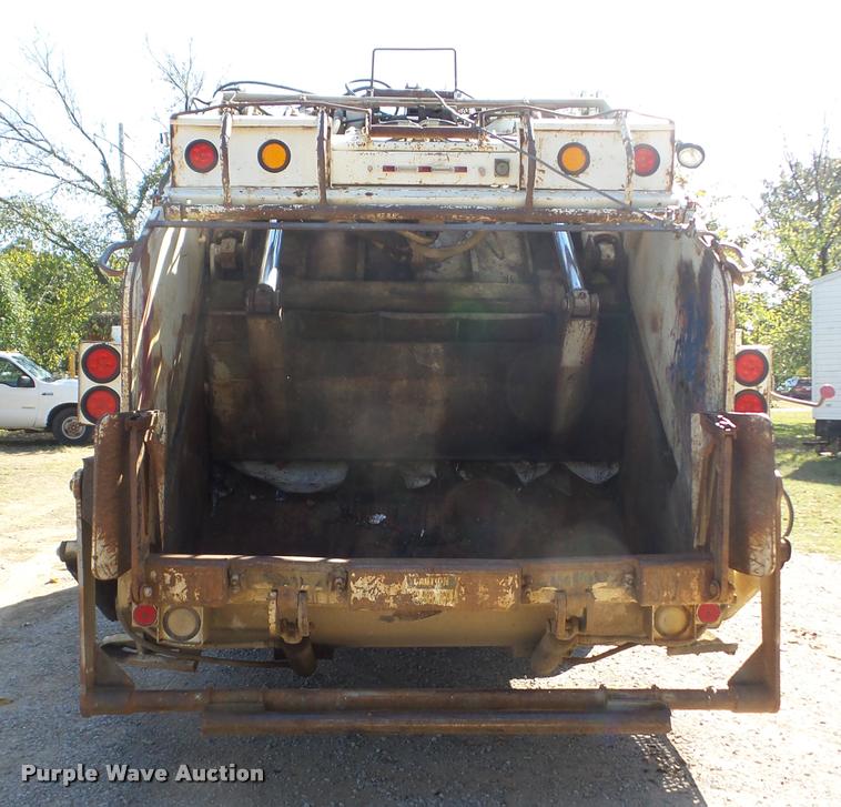 image for item J8725 1993 International 4900 refuse truck