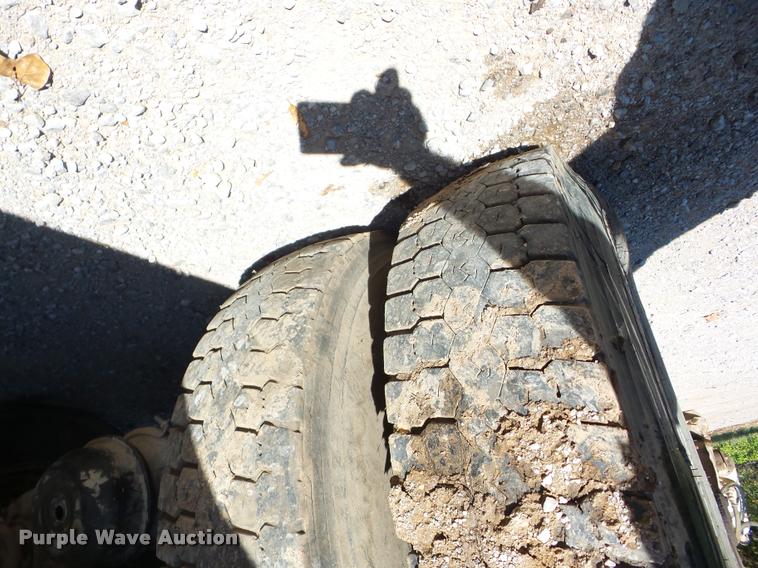 image for item J8725 1993 International 4900 refuse truck