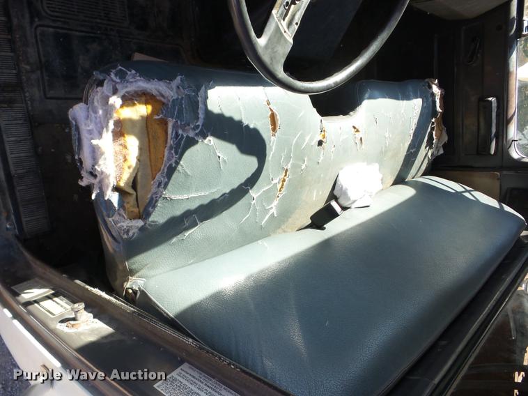 image for item J8725 1993 International 4900 refuse truck