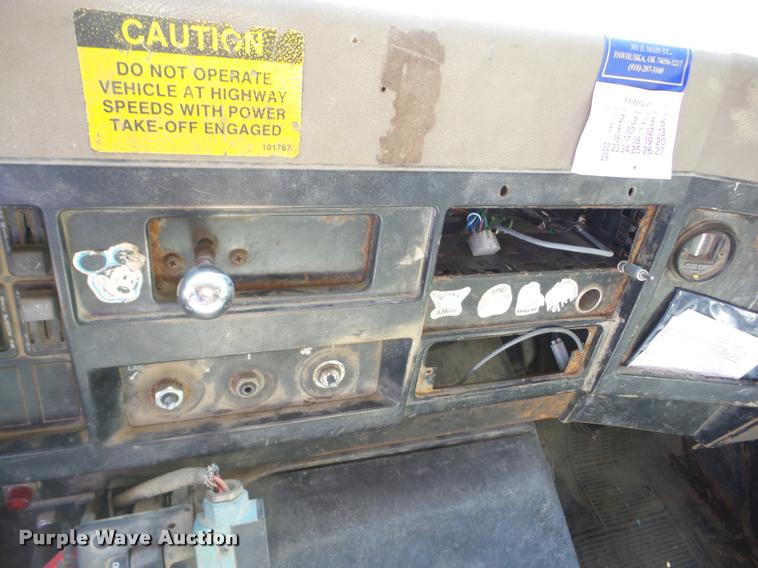 image for item J8725 1993 International 4900 refuse truck