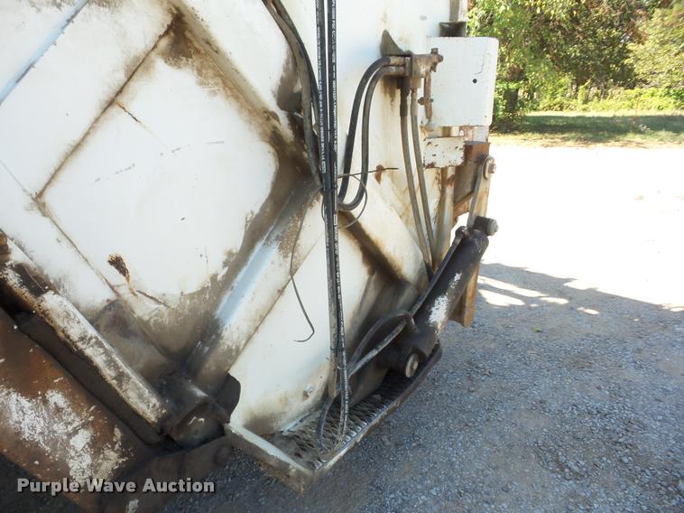 image for item J8725 1993 International 4900 refuse truck