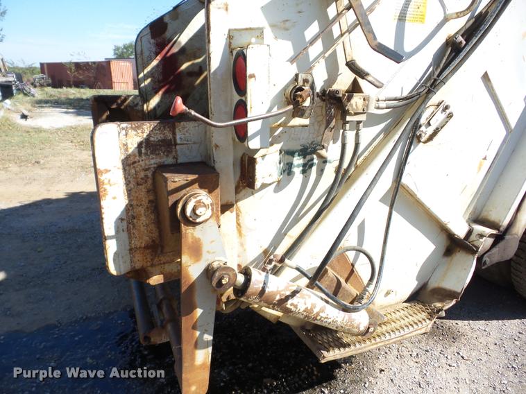 image for item J8725 1993 International 4900 refuse truck