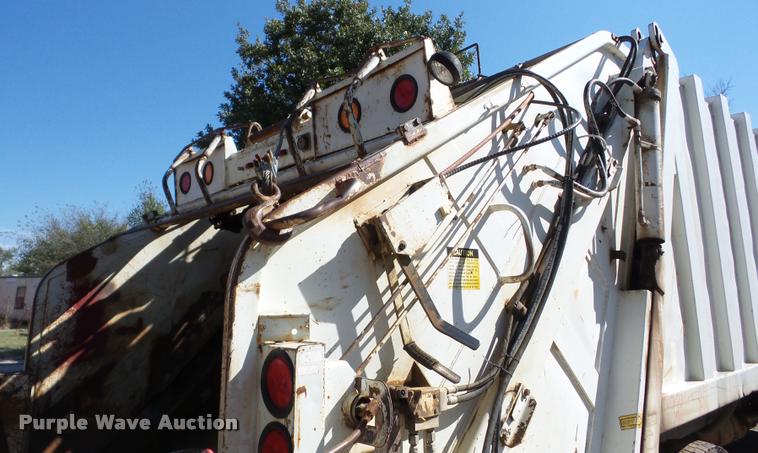 image for item J8725 1993 International 4900 refuse truck