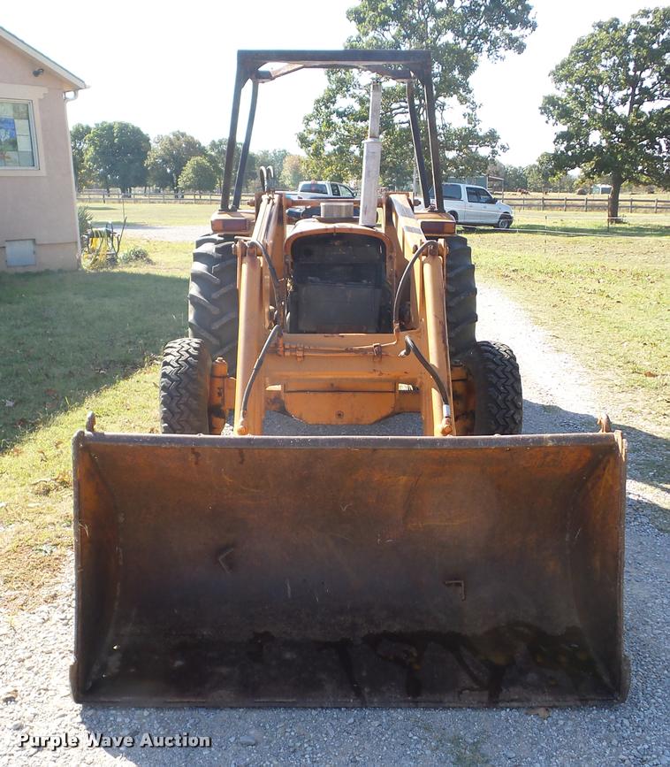 image for item J8727 1975 Case 380LL landscape tractor