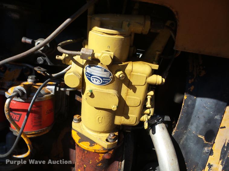 image for item J8727 1975 Case 380LL landscape tractor