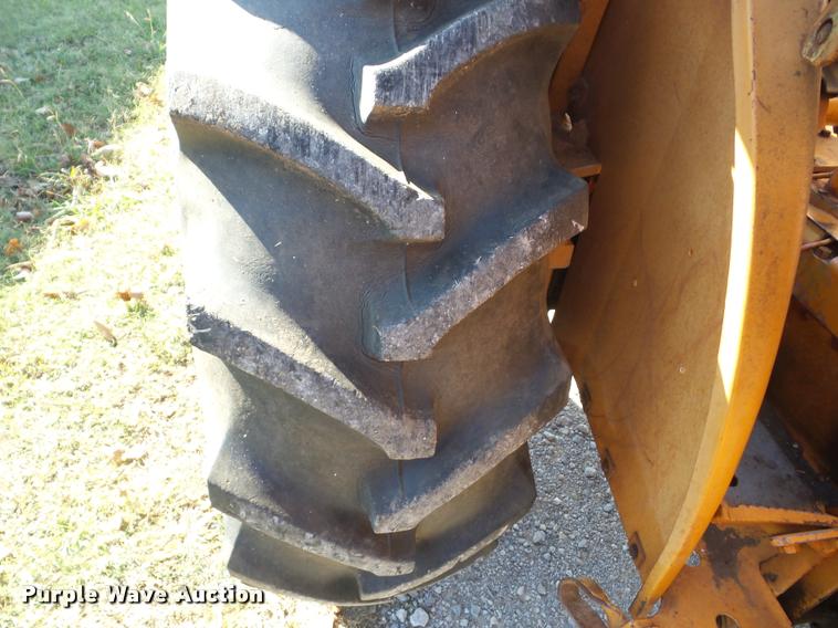 image for item J8727 1975 Case 380LL landscape tractor