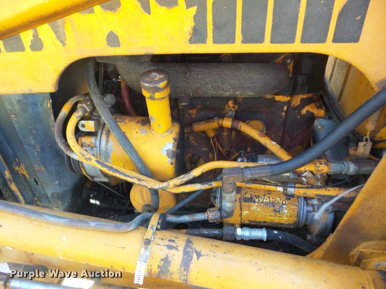 image for item J8727 1975 Case 380LL landscape tractor