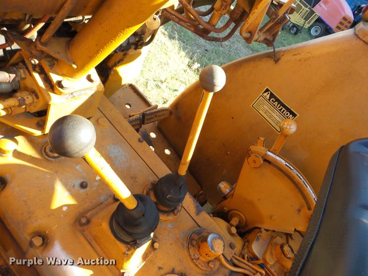 image for item J8727 1975 Case 380LL landscape tractor