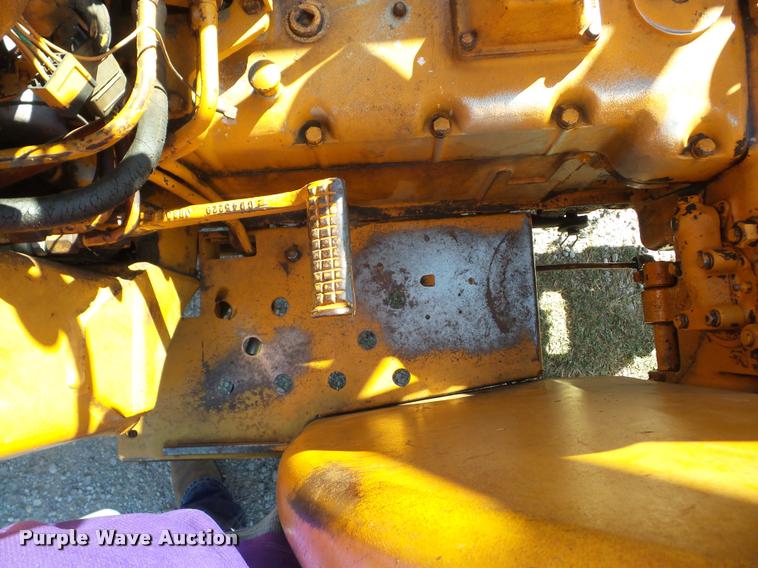 image for item J8727 1975 Case 380LL landscape tractor