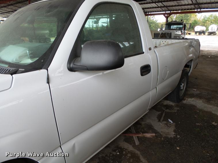 image for item K1083 2003 Chevrolet Silverado 1500 pickup truck