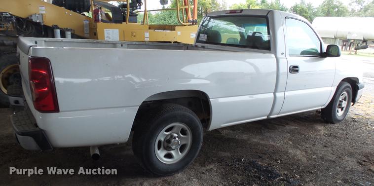 image for item K1083 2003 Chevrolet Silverado 1500 pickup truck