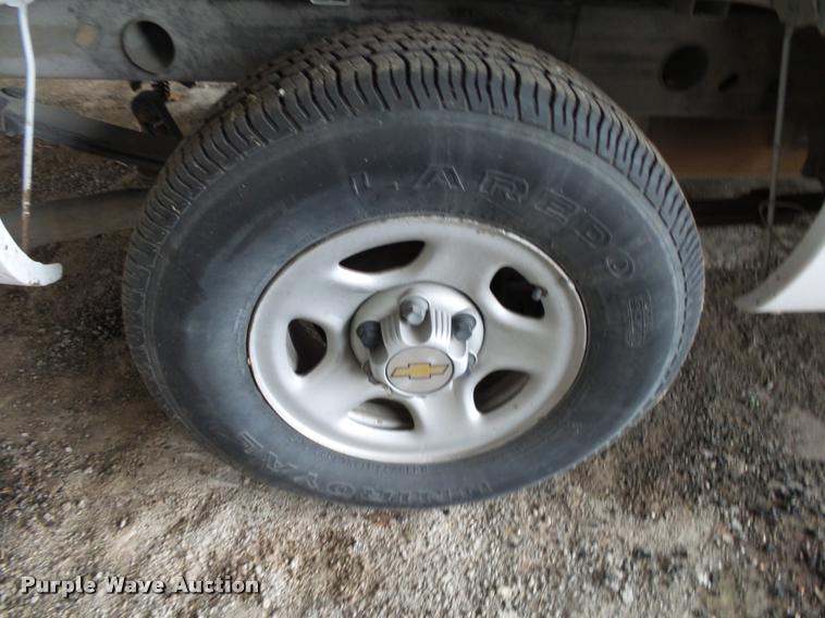 image for item K1083 2003 Chevrolet Silverado 1500 pickup truck