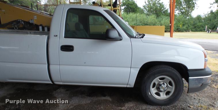 image for item K1083 2003 Chevrolet Silverado 1500 pickup truck