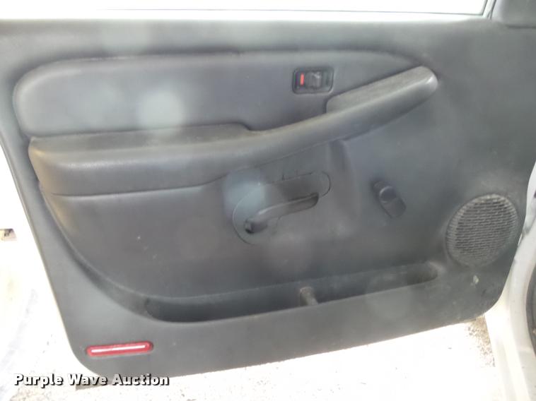 image for item K1083 2003 Chevrolet Silverado 1500 pickup truck