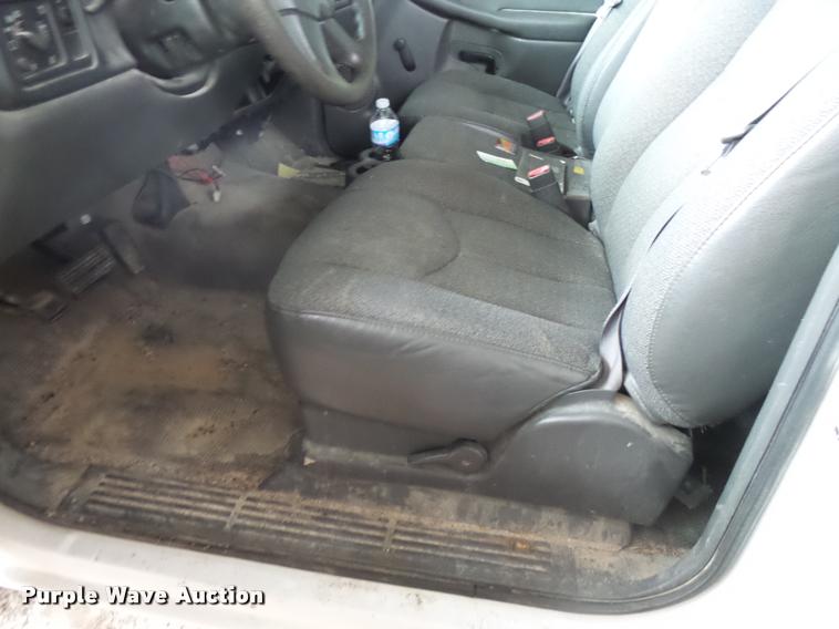 image for item K1083 2003 Chevrolet Silverado 1500 pickup truck