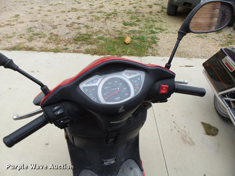 image for item K1442 2010 Honda Elite NHX100WH scooter