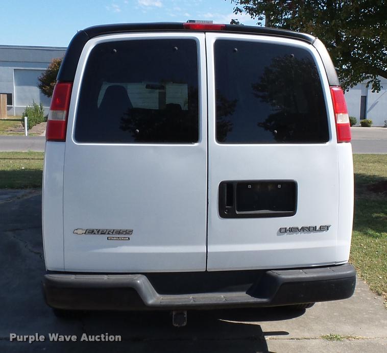 image for item K3463 2006 Chevrolet Express 3500 van