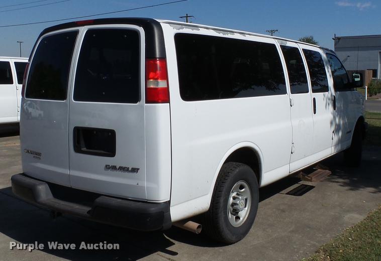image for item K3463 2006 Chevrolet Express 3500 van