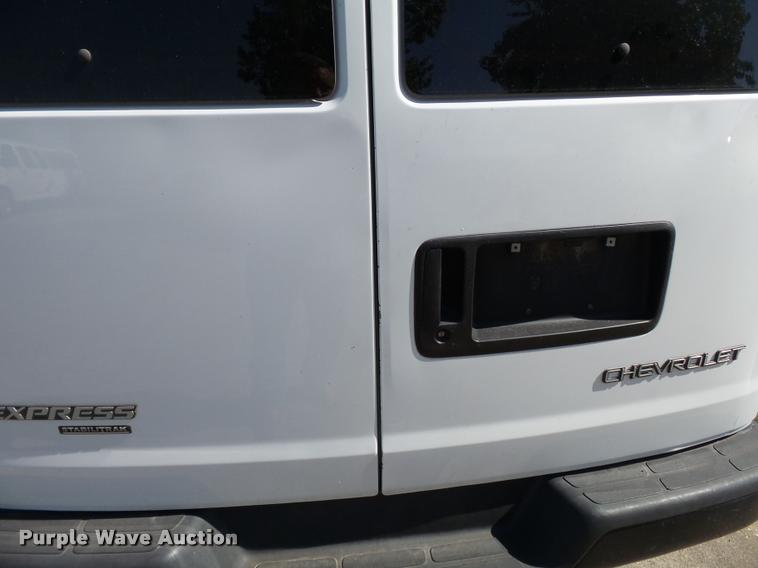 image for item K3463 2006 Chevrolet Express 3500 van