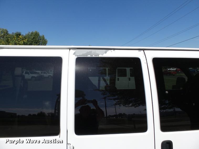 image for item K3463 2006 Chevrolet Express 3500 van