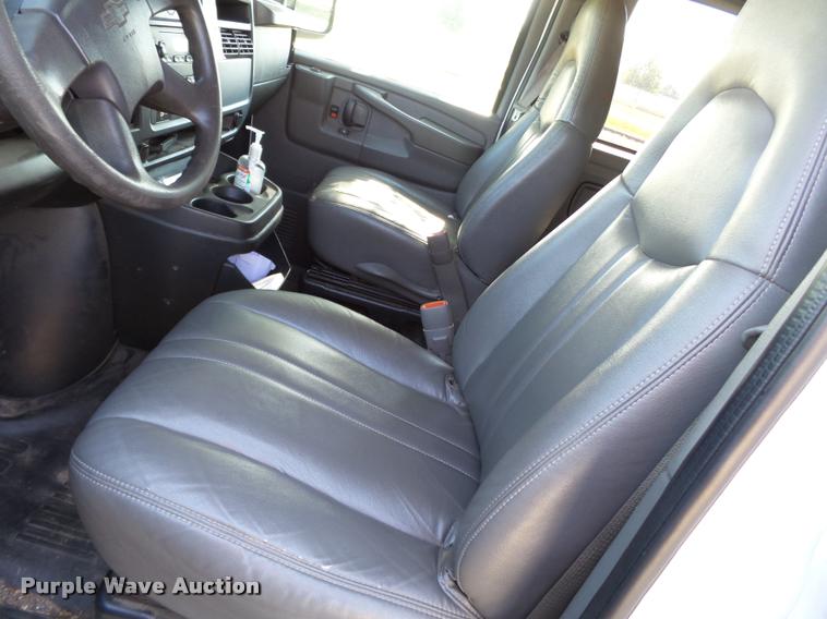 image for item K3463 2006 Chevrolet Express 3500 van