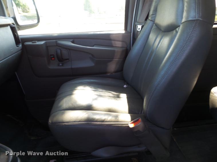 image for item K3463 2006 Chevrolet Express 3500 van