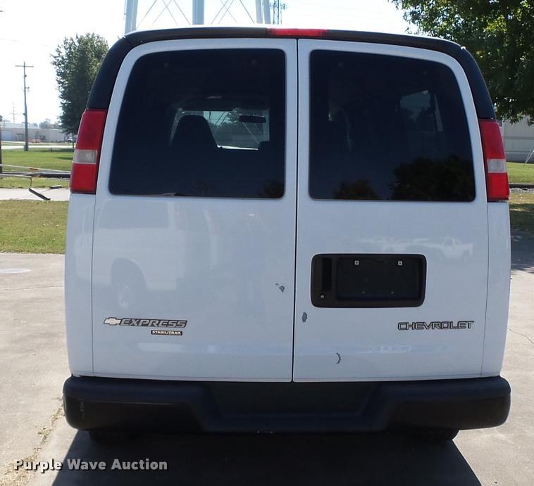image for item K3464 2006 Chevrolet Express 3500 van