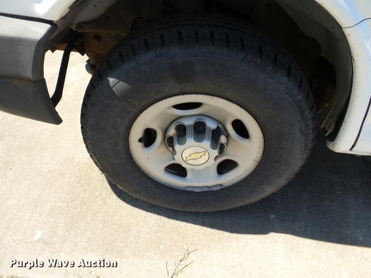 image for item K3464 2006 Chevrolet Express 3500 van