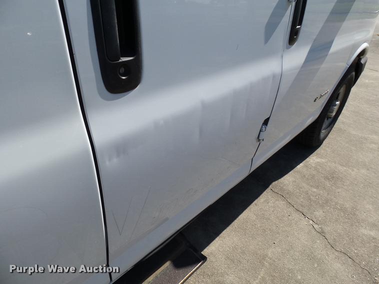 image for item K3464 2006 Chevrolet Express 3500 van