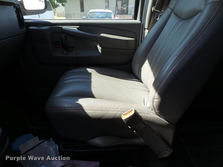 image for item K3464 2006 Chevrolet Express 3500 van