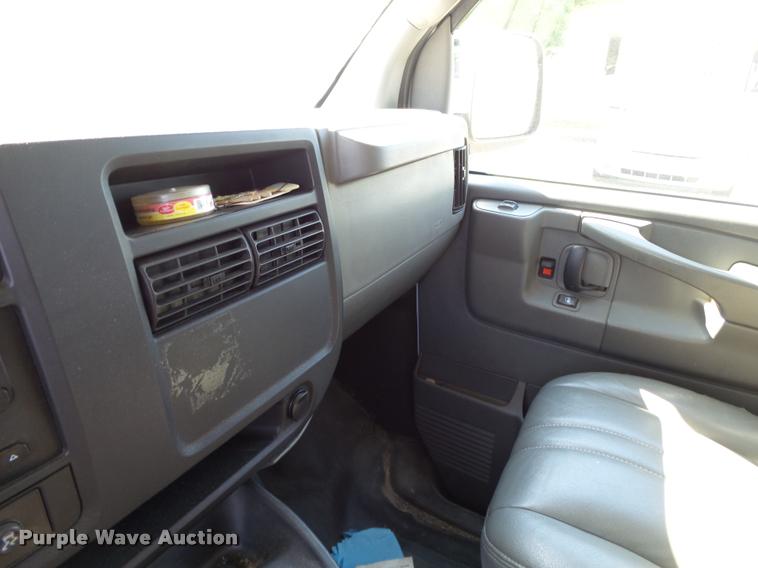 image for item K3464 2006 Chevrolet Express 3500 van