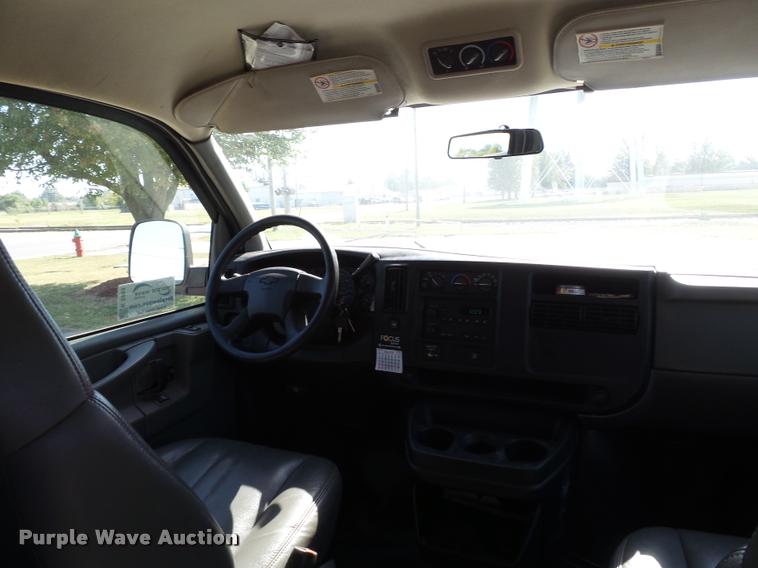 image for item K3464 2006 Chevrolet Express 3500 van