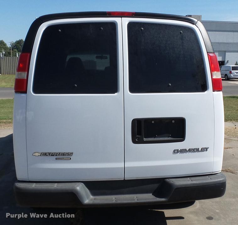 image for item K3466 2006 Chevrolet Express 3500 van