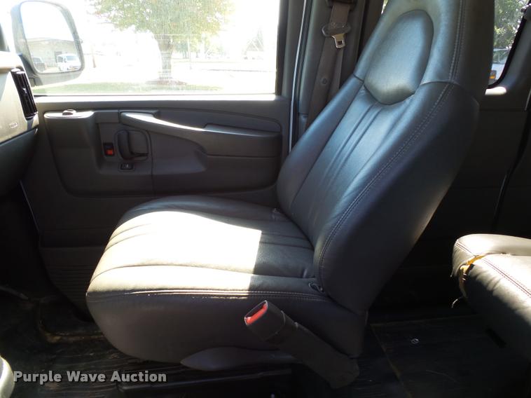 image for item K3466 2006 Chevrolet Express 3500 van