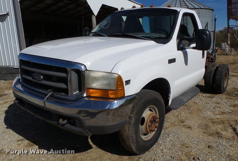 image for item K5658 1999 Ford F350 Super Duty pickup truck cab and chassis