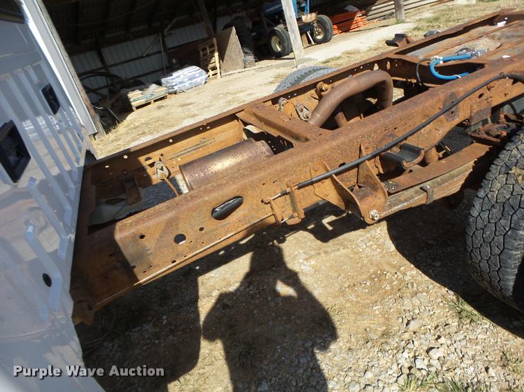 image for item K5658 1999 Ford F350 Super Duty pickup truck cab and chassis