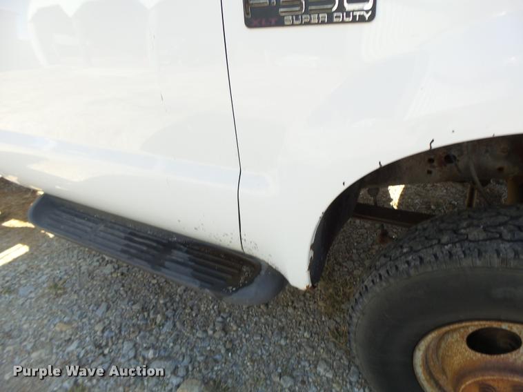 image for item K5658 1999 Ford F350 Super Duty pickup truck cab and chassis