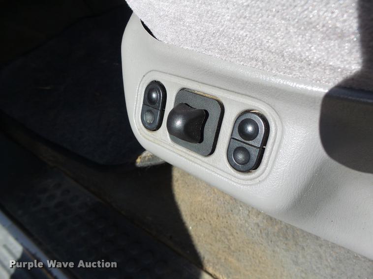 image for item K5658 1999 Ford F350 Super Duty pickup truck cab and chassis