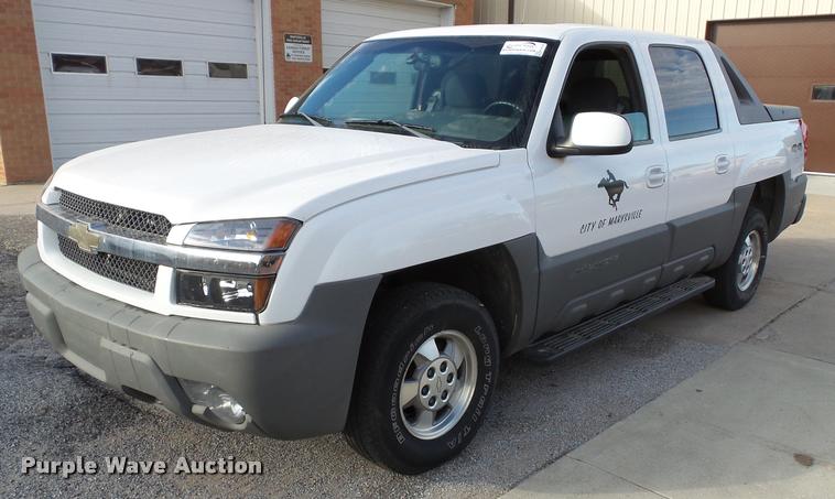 image for item K8114 2002 Chevrolet Avalanche 1500 Crew Cab pickup truck