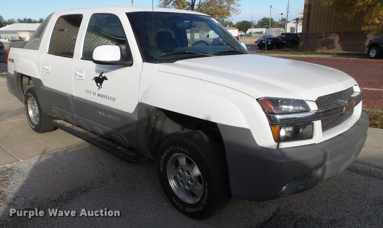 image for item K8114 2002 Chevrolet Avalanche 1500 Crew Cab pickup truck
