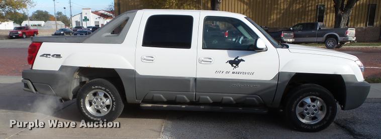image for item K8114 2002 Chevrolet Avalanche 1500 Crew Cab pickup truck