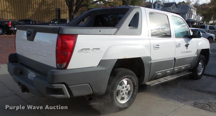 image for item K8114 2002 Chevrolet Avalanche 1500 Crew Cab pickup truck