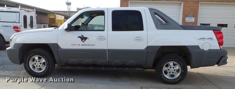 image for item K8114 2002 Chevrolet Avalanche 1500 Crew Cab pickup truck