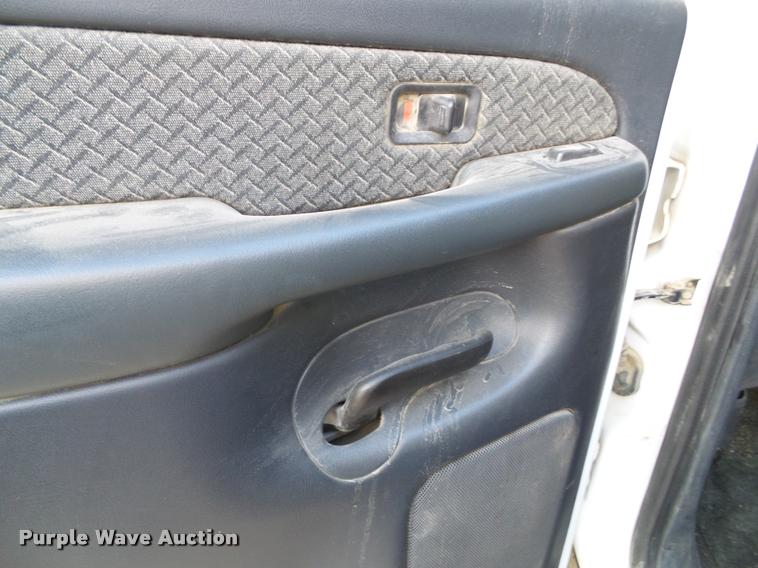 image for item K8114 2002 Chevrolet Avalanche 1500 Crew Cab pickup truck