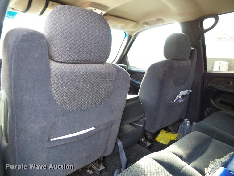 image for item K8114 2002 Chevrolet Avalanche 1500 Crew Cab pickup truck