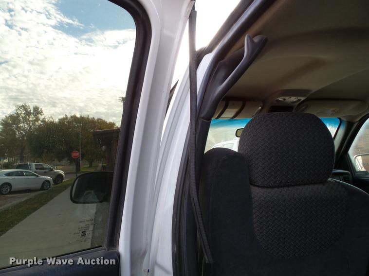 image for item K8114 2002 Chevrolet Avalanche 1500 Crew Cab pickup truck