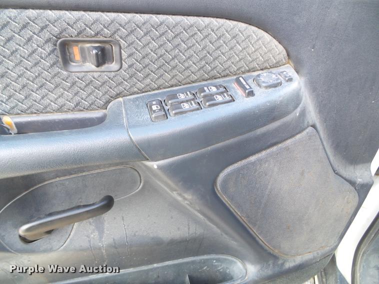 image for item K8114 2002 Chevrolet Avalanche 1500 Crew Cab pickup truck