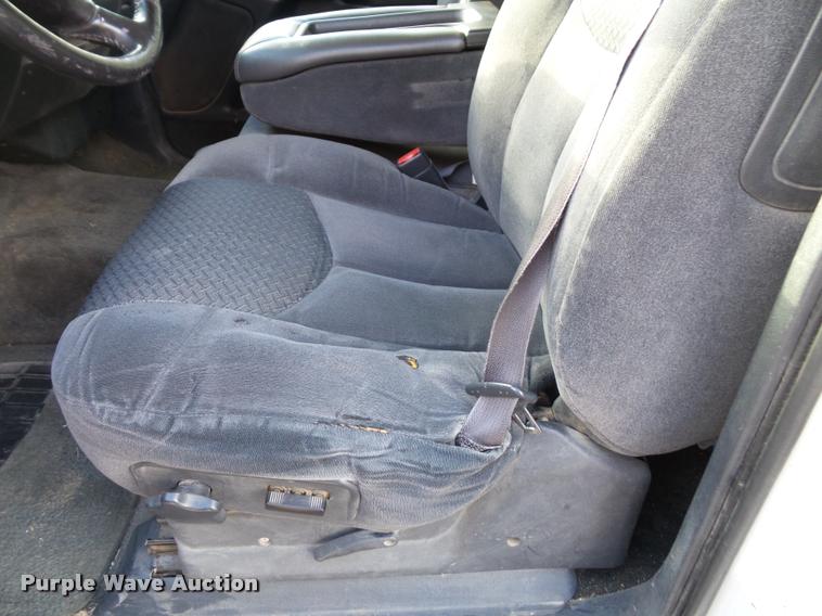 image for item K8114 2002 Chevrolet Avalanche 1500 Crew Cab pickup truck